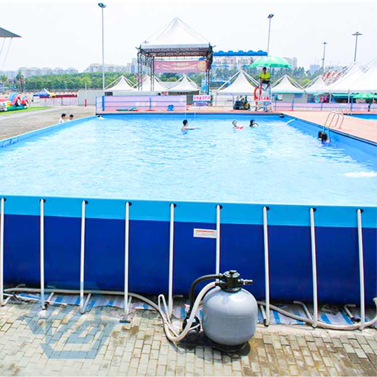 Grande piscine extérieure hors sol à ossature métallique d'été avec filtre et échelle