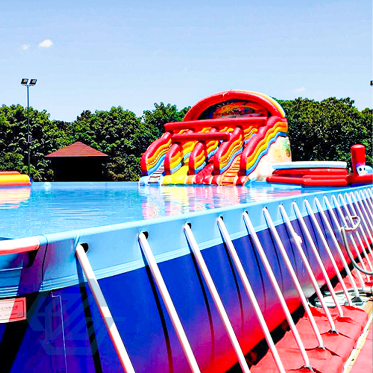 Grande piscine extérieure hors sol à ossature métallique d'été avec filtre et échelle