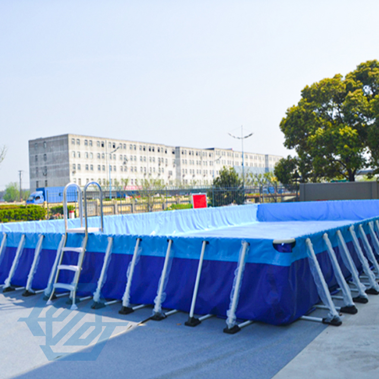 Grande piscine extérieure hors sol à ossature métallique d'été avec filtre et échelle