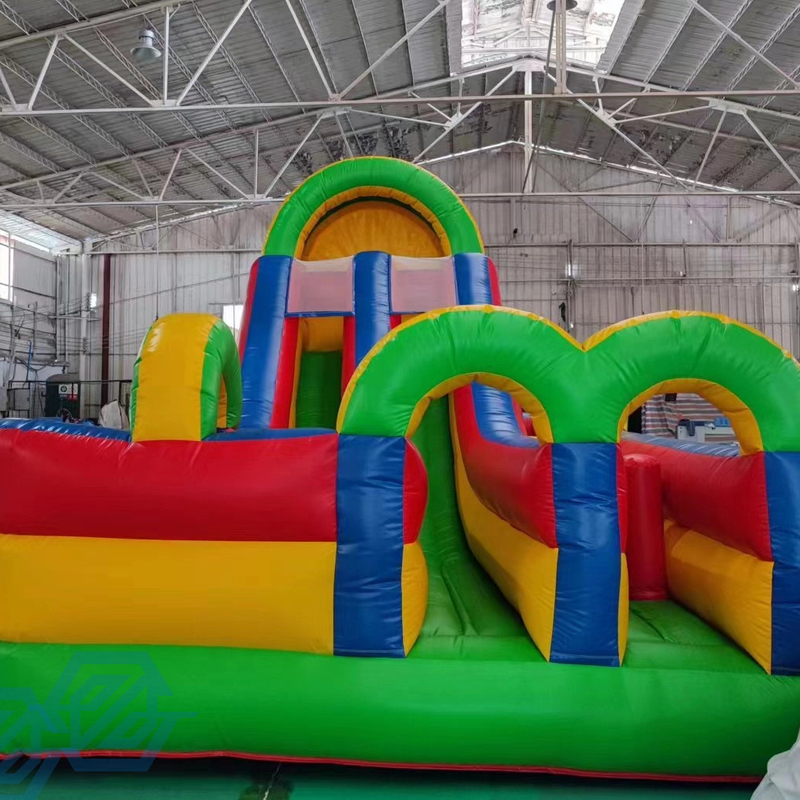 Maison gonflable avec toboggan à obstacles pour enfants