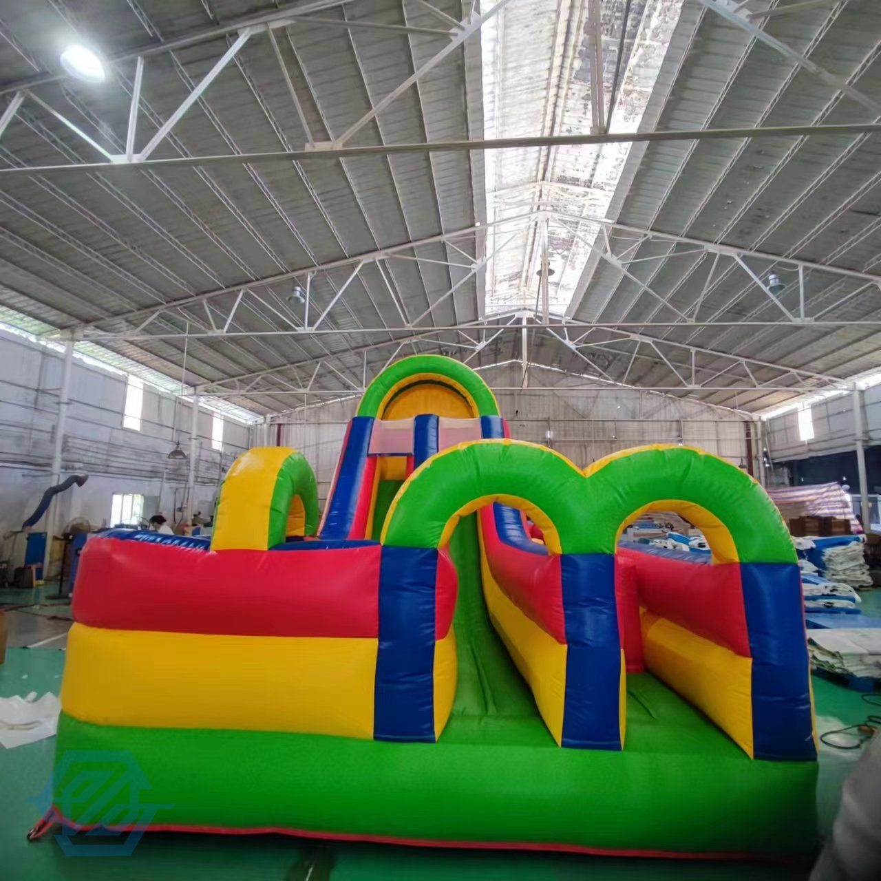 Maison gonflable avec toboggan à obstacles pour enfants