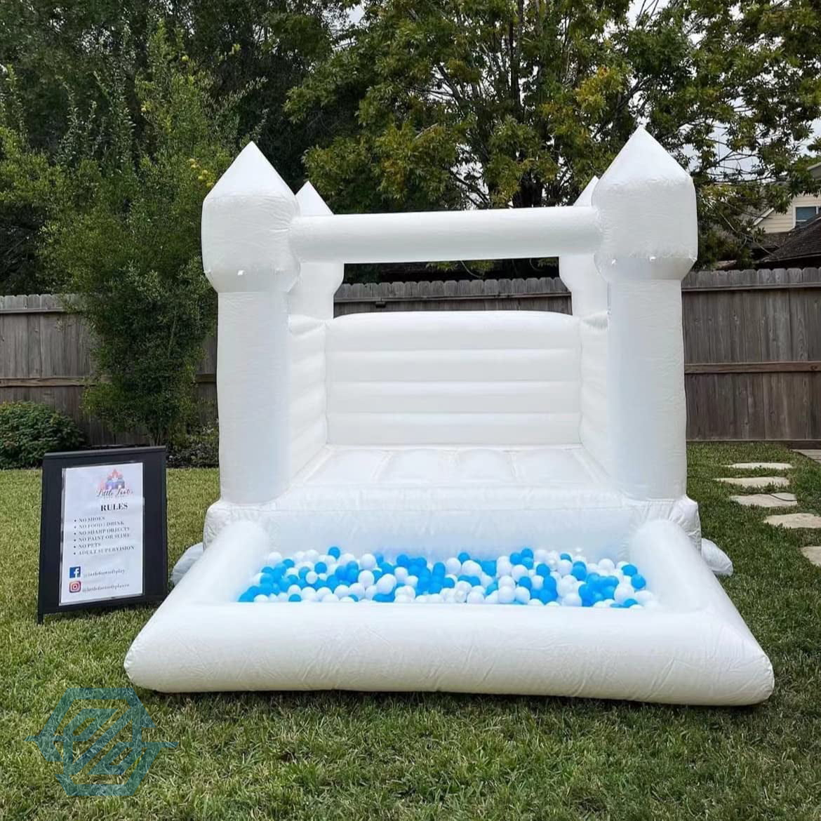 Château gonflable blanc gonflable avec piscine à balles pour événements de mariage